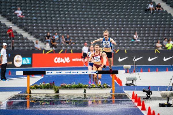 Tina Boehm (OTB Osnabrueck) ueber 3000m Hindernis waehrend der deutschen Leichtathletik-Meisterschaften im Olympiastadion am 25.06.2022 in Berlin